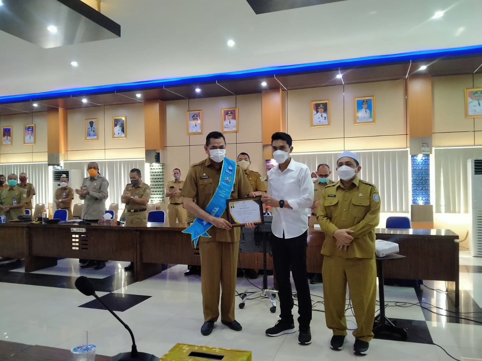 bupati-banjar-berikan-penghargaan-sakip-terbaik
