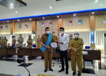 Bupati Banjar Berikan Penghargaan SAKIP Terbaik